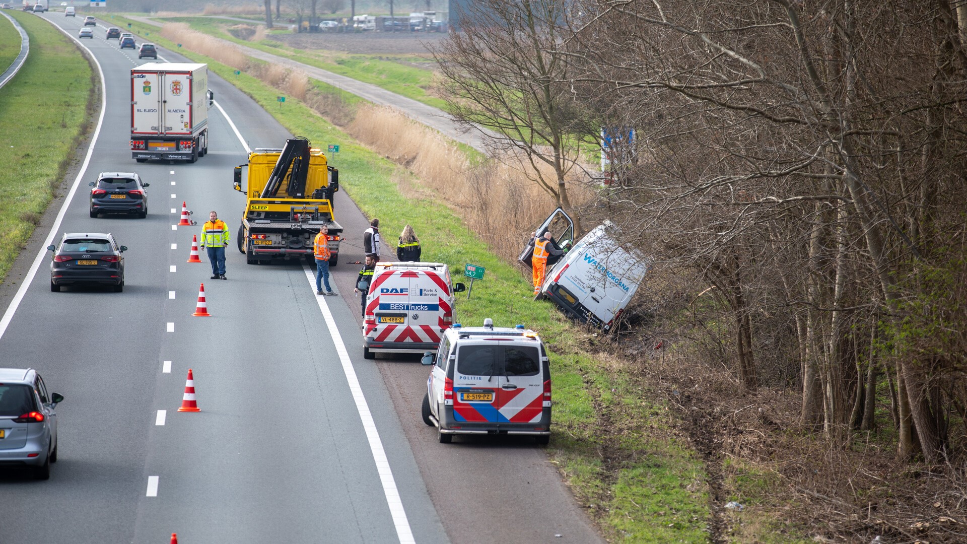Bedrijfsbus van de weg en in een sloot geraakt op A59 bij Noordhoek