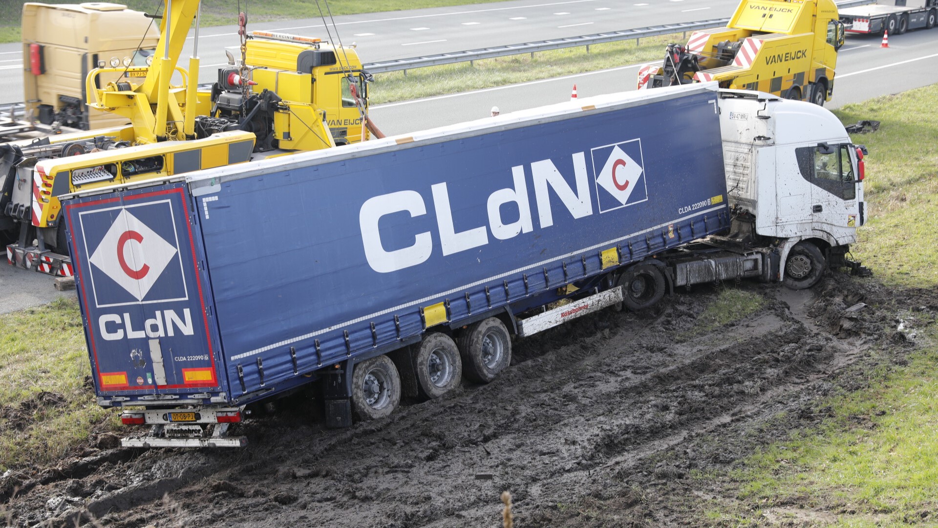 Vrachtwagen raakt van A4 bij Heijningen en eindigt in berm