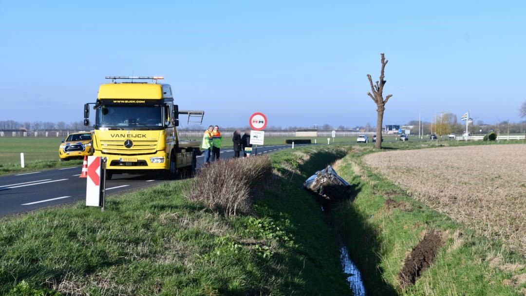 Auto in sloot bij Poortvliet, één gewonde