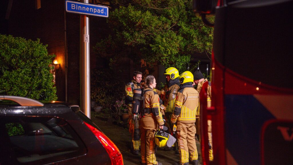 Bewoner door ambulancedienst gecontroleerd na woningbrand in Halsteren