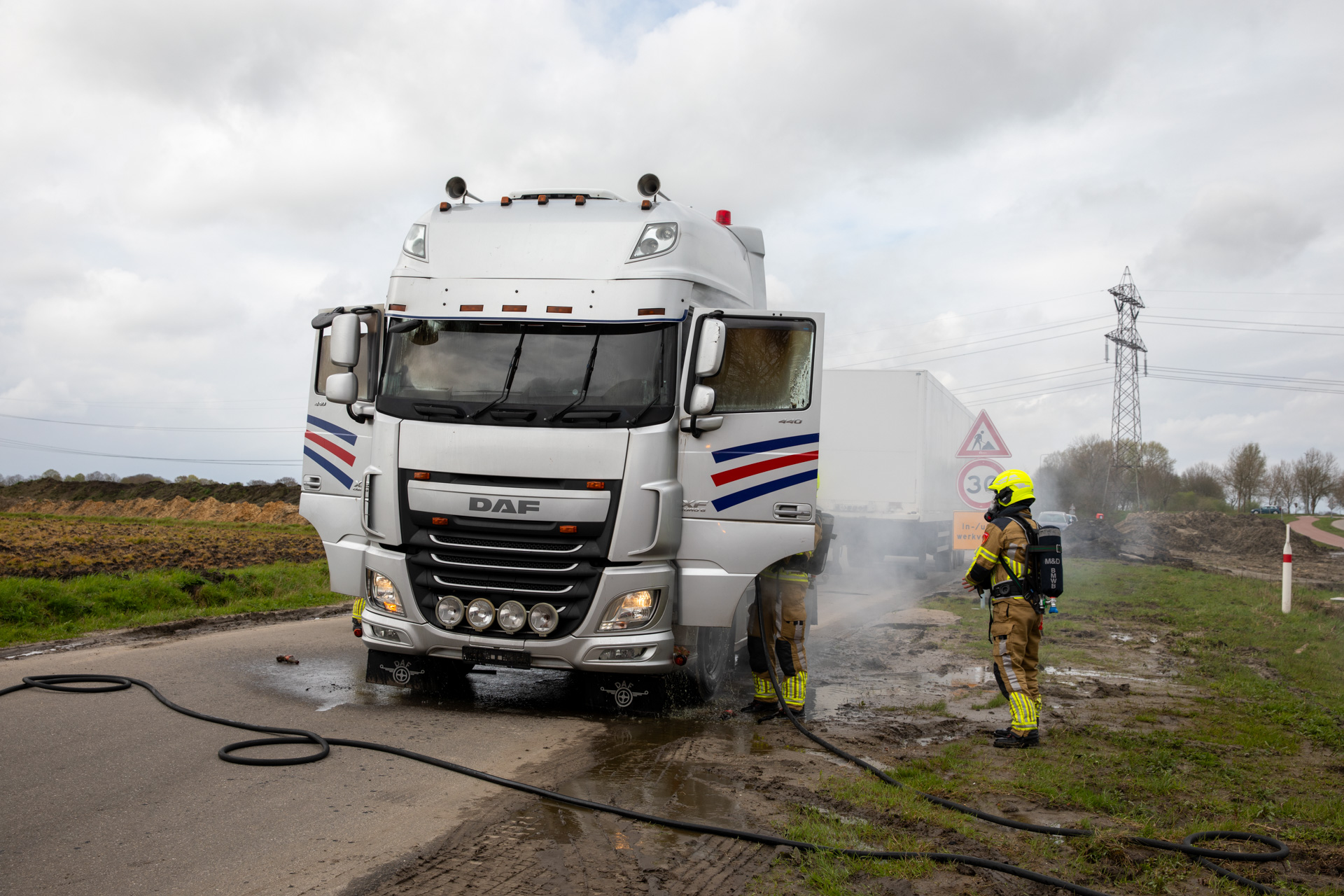 Cabine van vrachtwagen zwaar beschadigd door brand