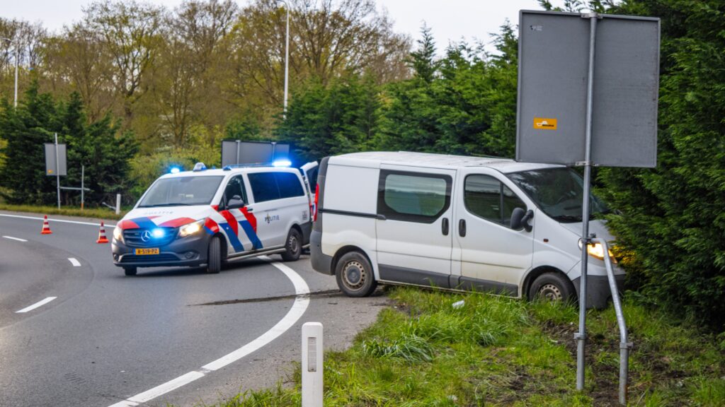 Beschonken bestuurder vliegt uit de bocht op A58 en ramt lantaarnpaal