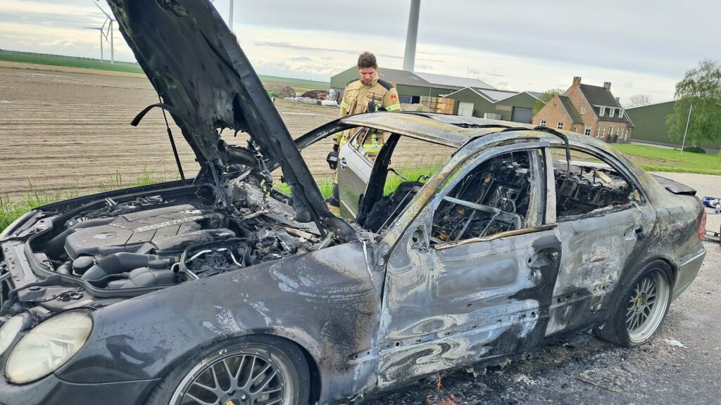 Auto brandt uit bij Sint-Maartensdijk, inzittenden ongedeerd