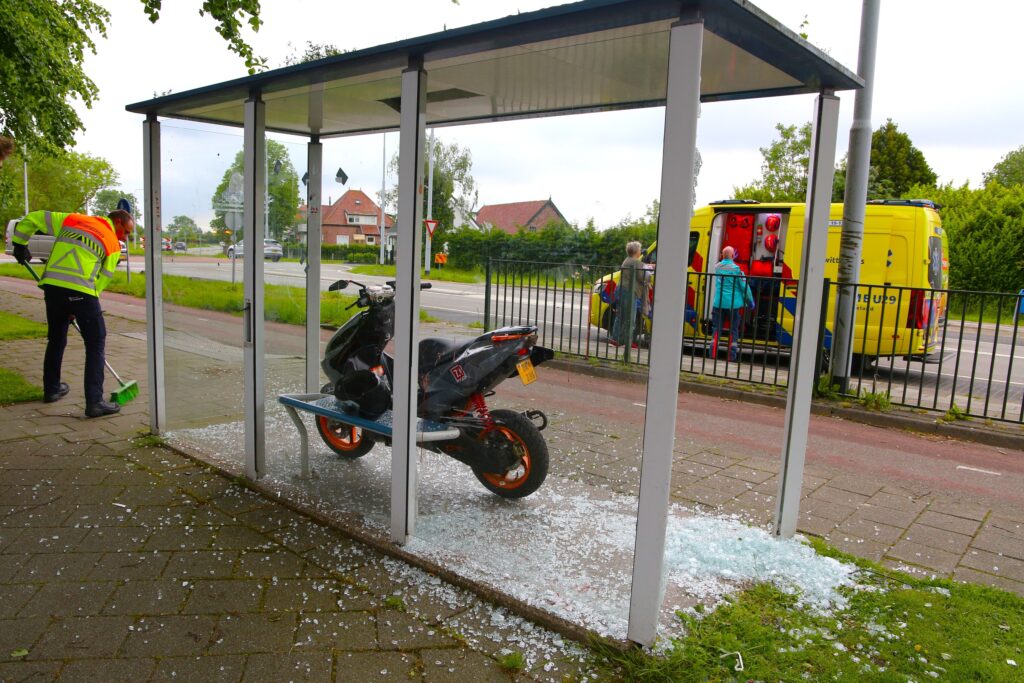 Scooterrijder gewond nadat hij dwars door bushokje rijdt