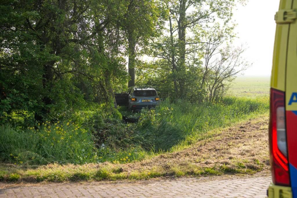 Auto raakt van weg en belandt in voortuin in Poortvliet