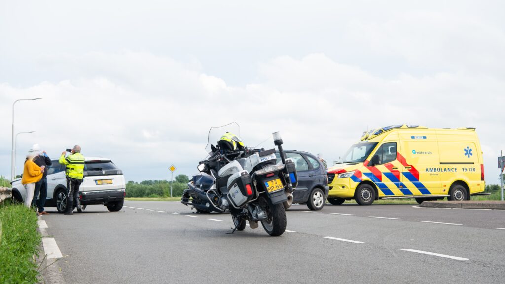 Meerdere voertuigen betrokken bij ongeval in Oud-Vossemeer