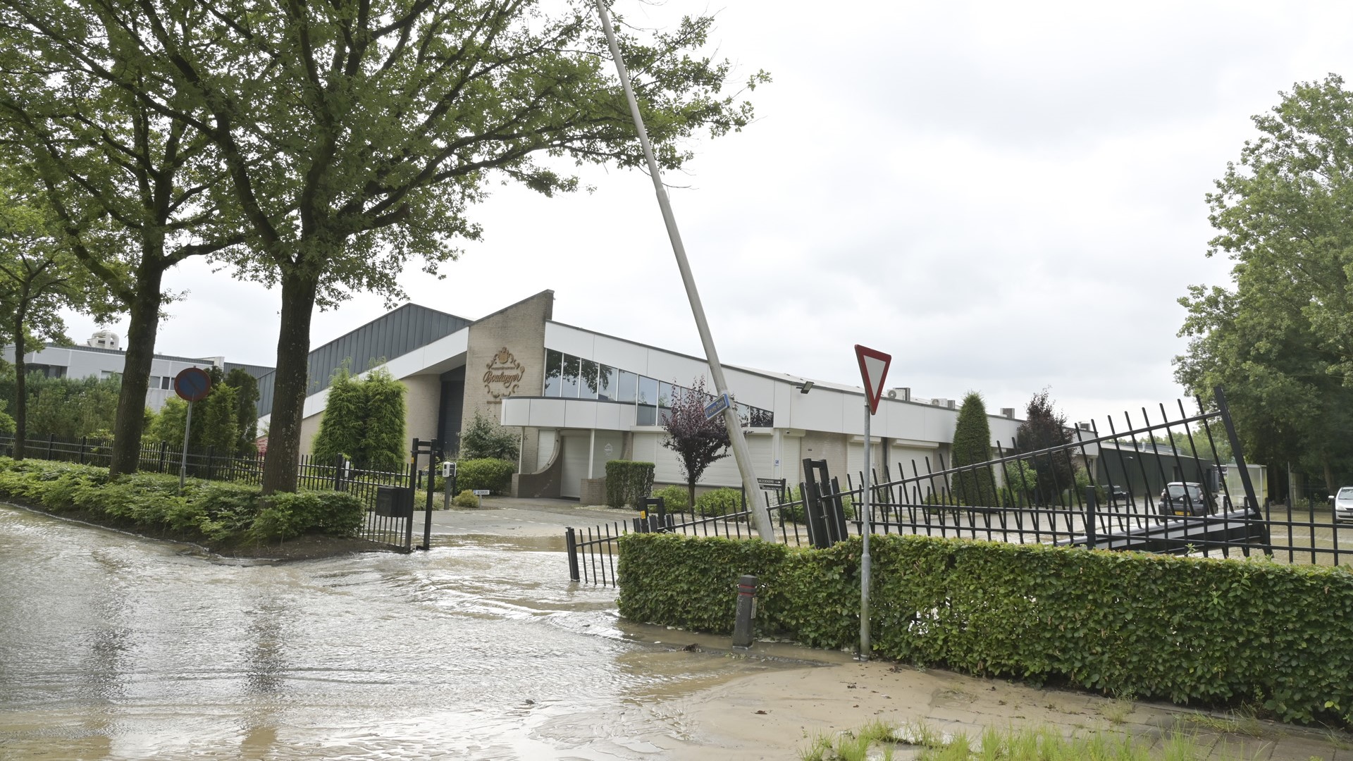 Weg overstroomd door leidingbreuk in Etten-Leur