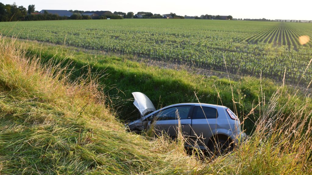 Auto in sloot bij Sint-Maartensdijk, bestuurder naar ziekenhuis gebracht