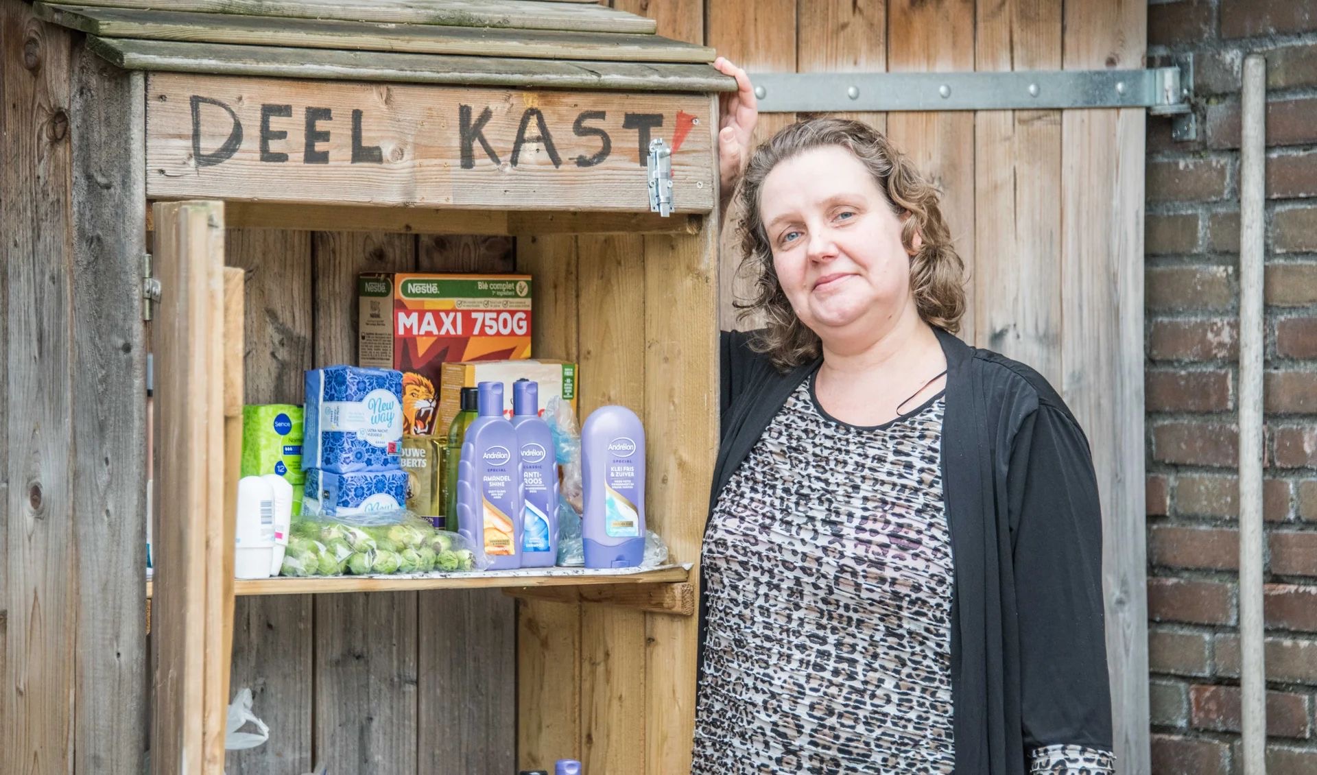 Met haar deelkast helpt Bianca mensen die het zwaar hebben: ‘Is écht nodig’