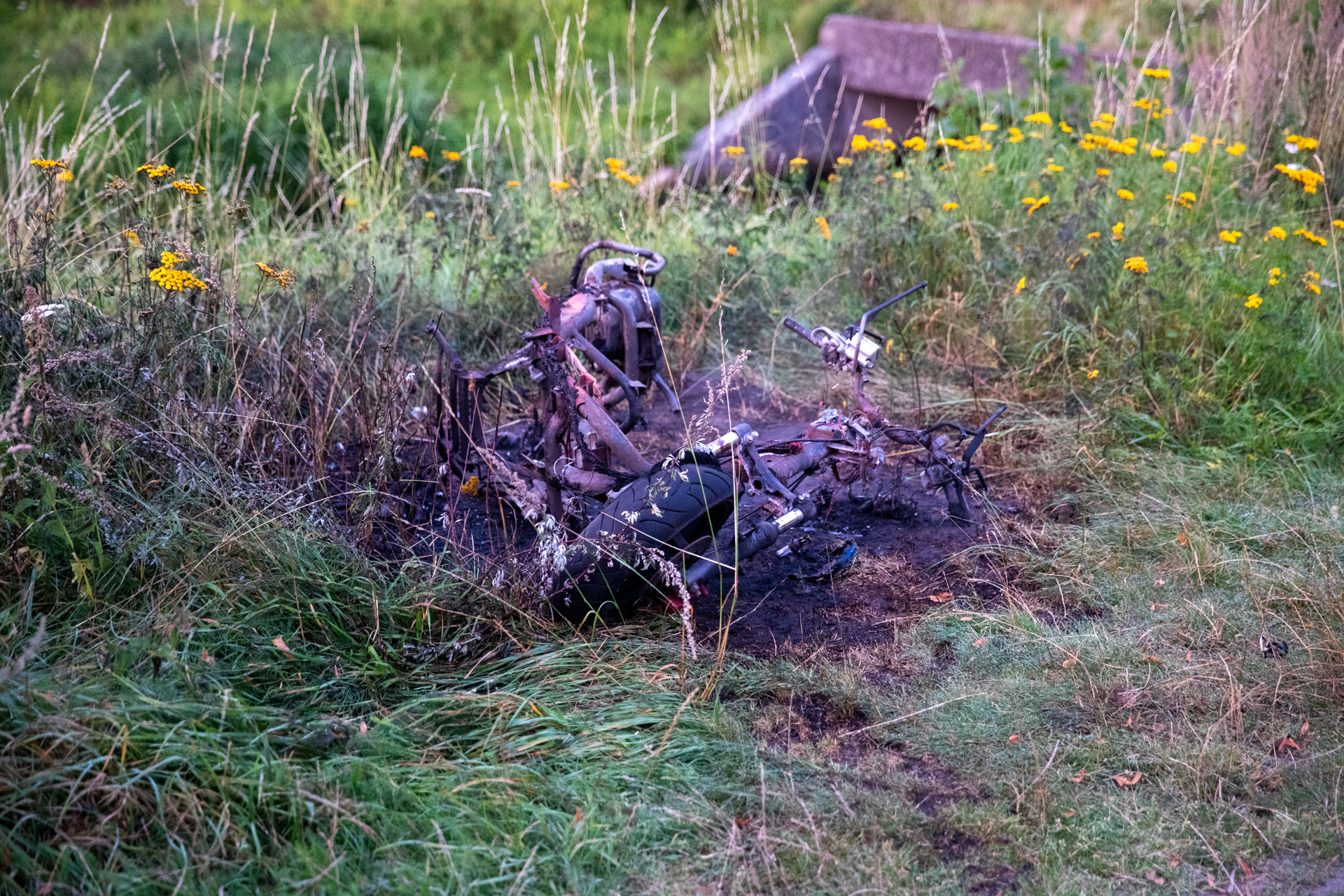 Scooter vliegt in brand na botsing met auto, scooterrijder gewond