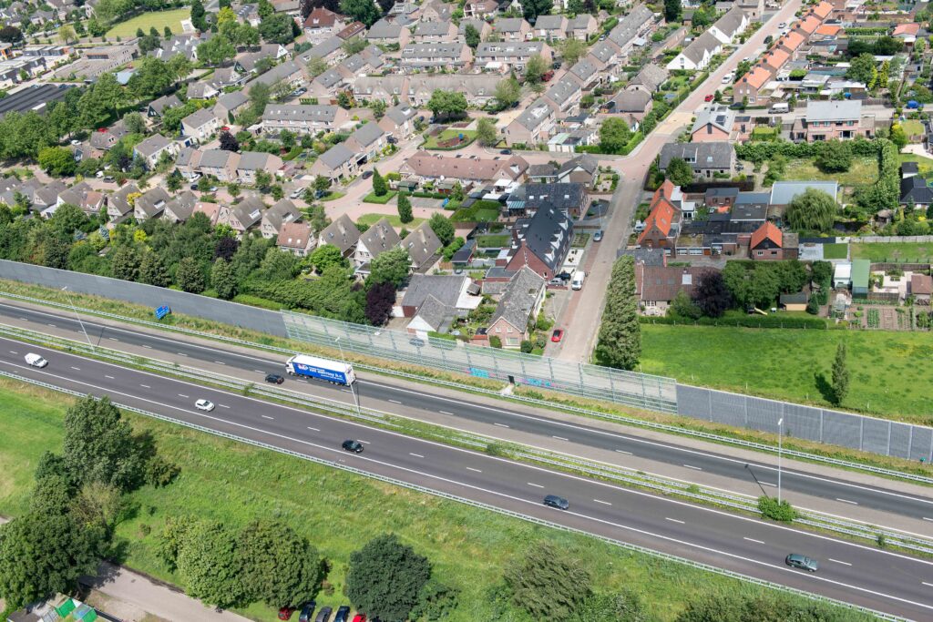 Zomer 2025 geluidschermen langs A4 bij Heijningen