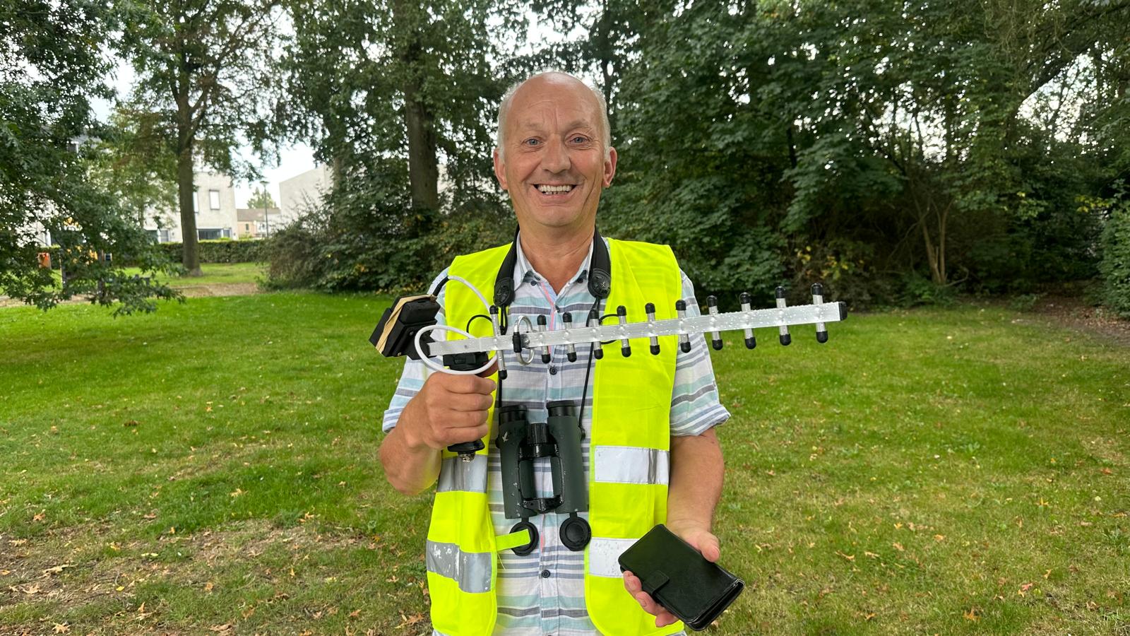 Jan De Rooj Jan spoort Aziatische hoornaars op: 'Ze vragen mij vaak wat ik aan het ...