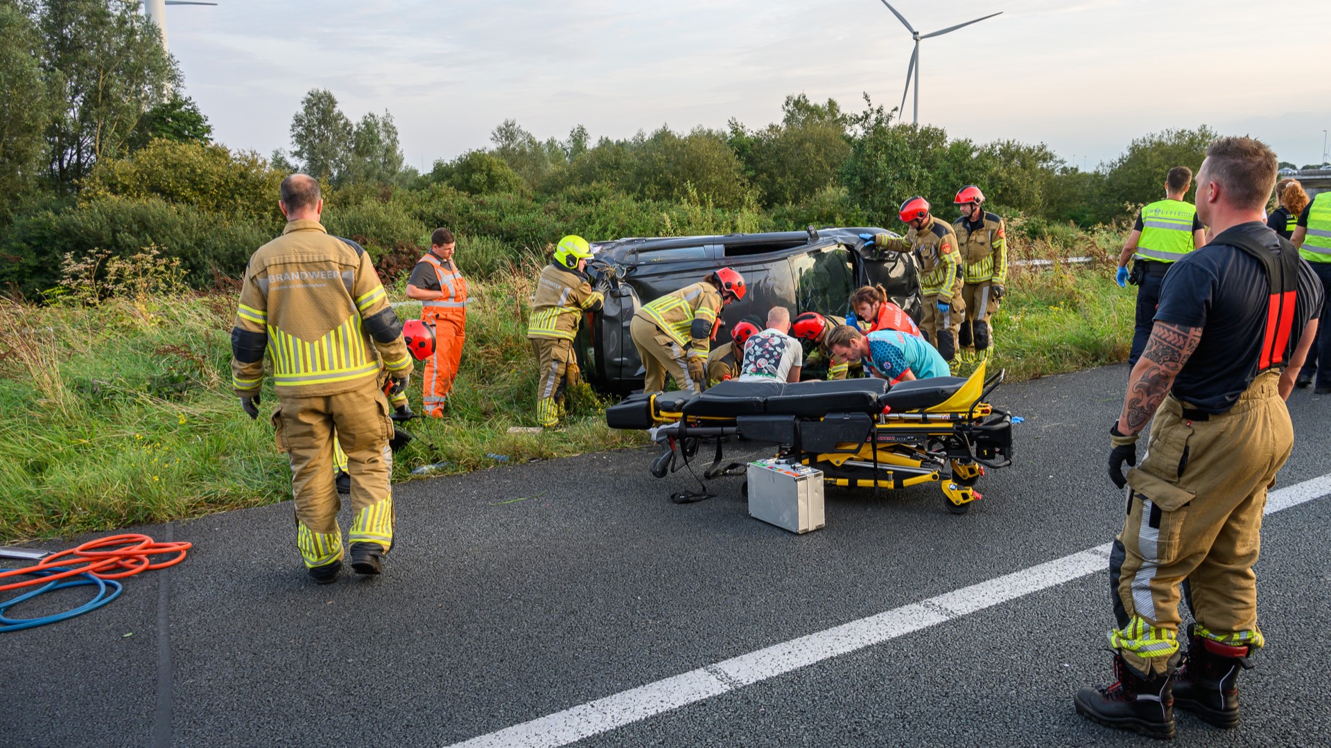 Auto kantelt op A59 bij Langeweg: Bestuurder zwaargewond naar ziekenhuis