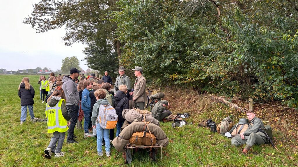 Duitse en Britse reenactors trekken door Nispen: ‘Er is hier echt veel gevochten’