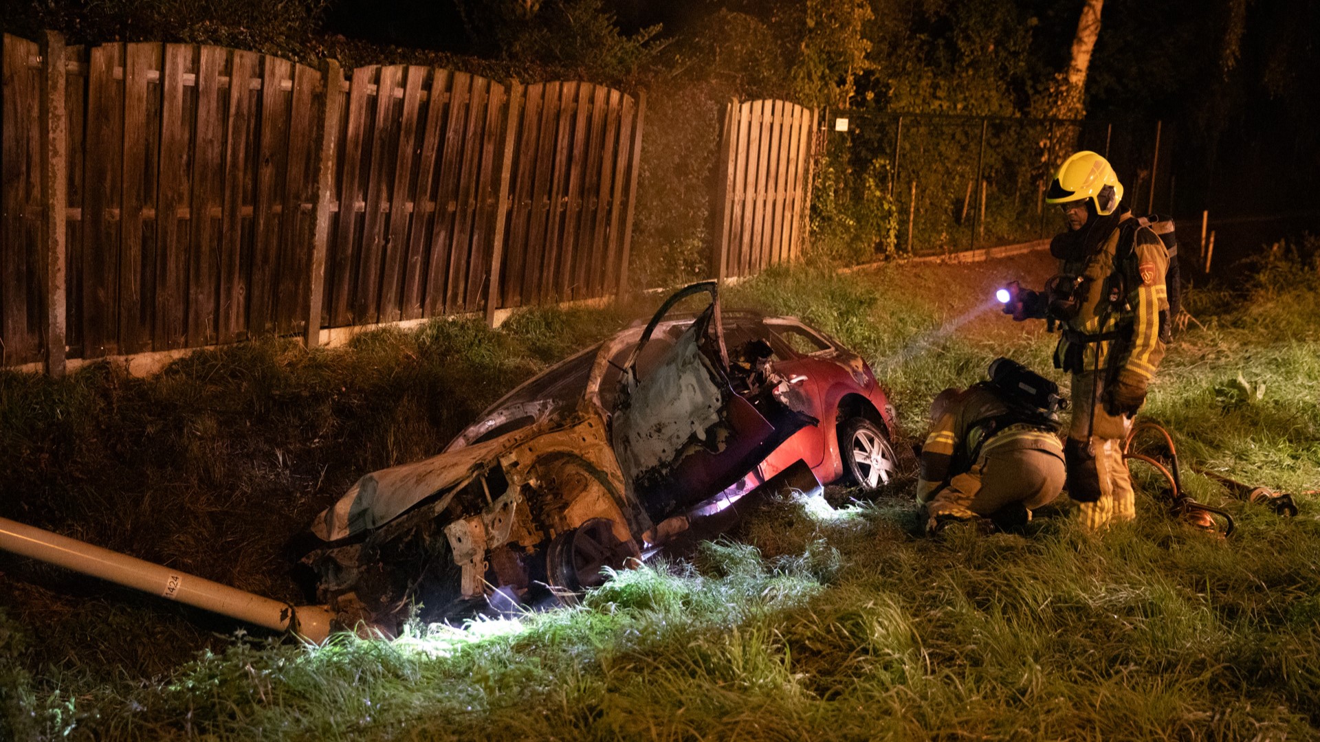 Auto in brand na ongeval in Wouw, bestuurder onvindbaar