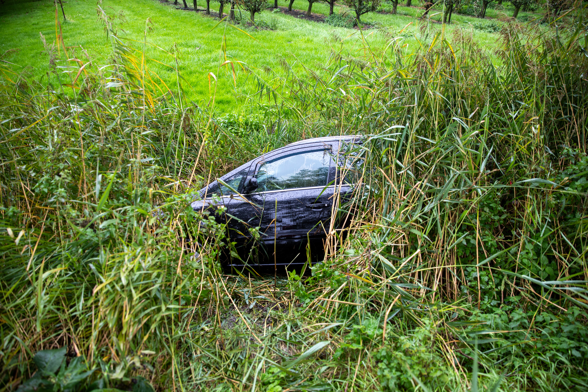 Auto in sloot in Nieuw-Vossemeer