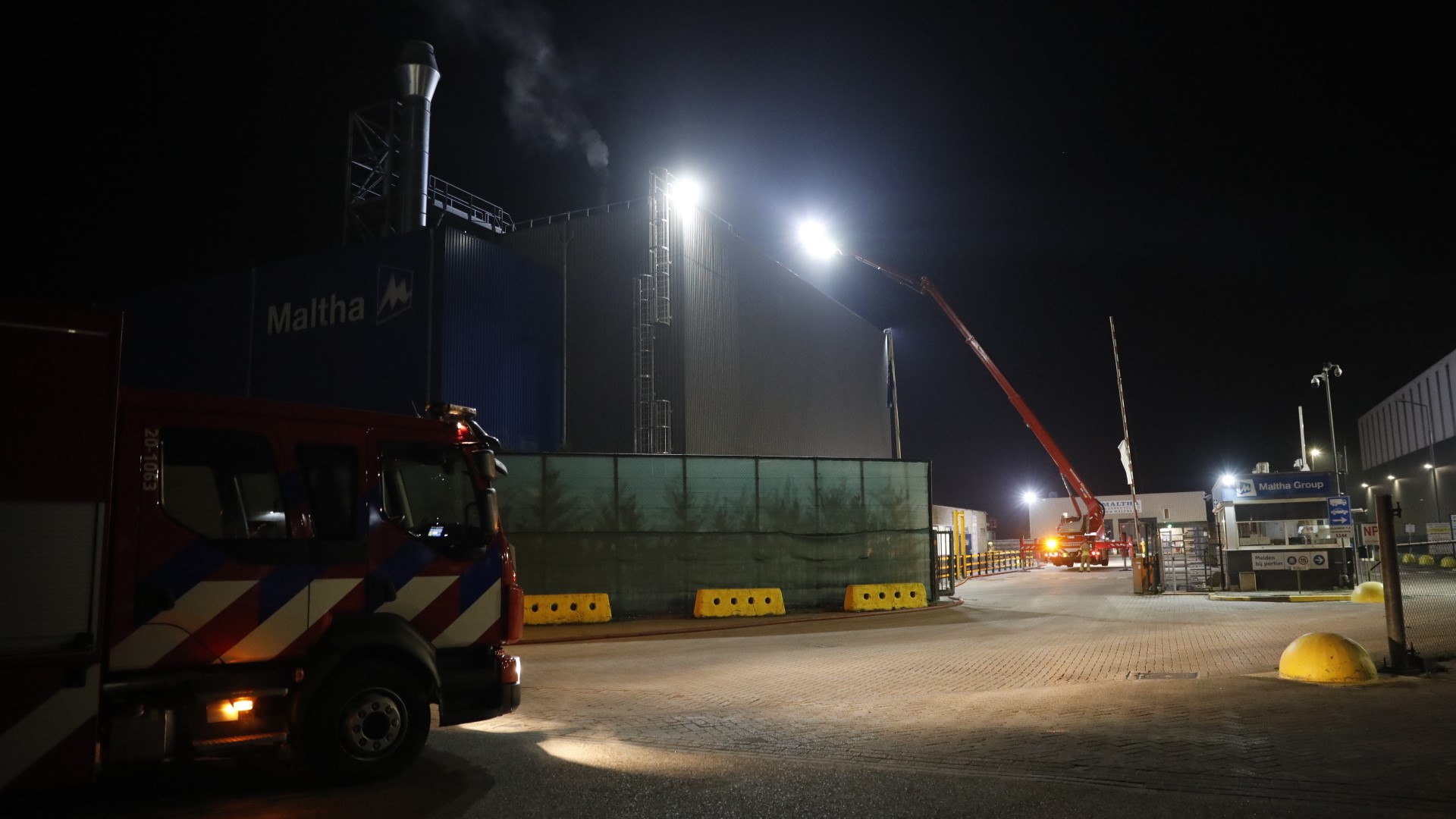 Grote brand bij glas­recycling­bedrijf in Heijningen