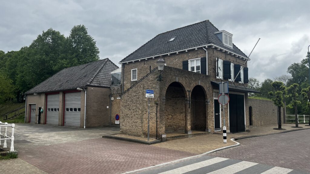 Brandweer Willemstad tijdelijk naar Helwijk