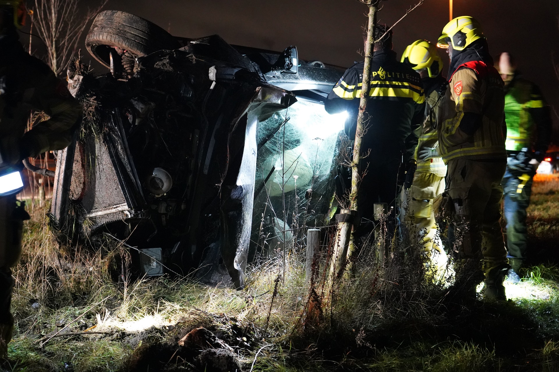 Auto vliegt meerdere keren over kop op A16: bestuurder zwaargewond