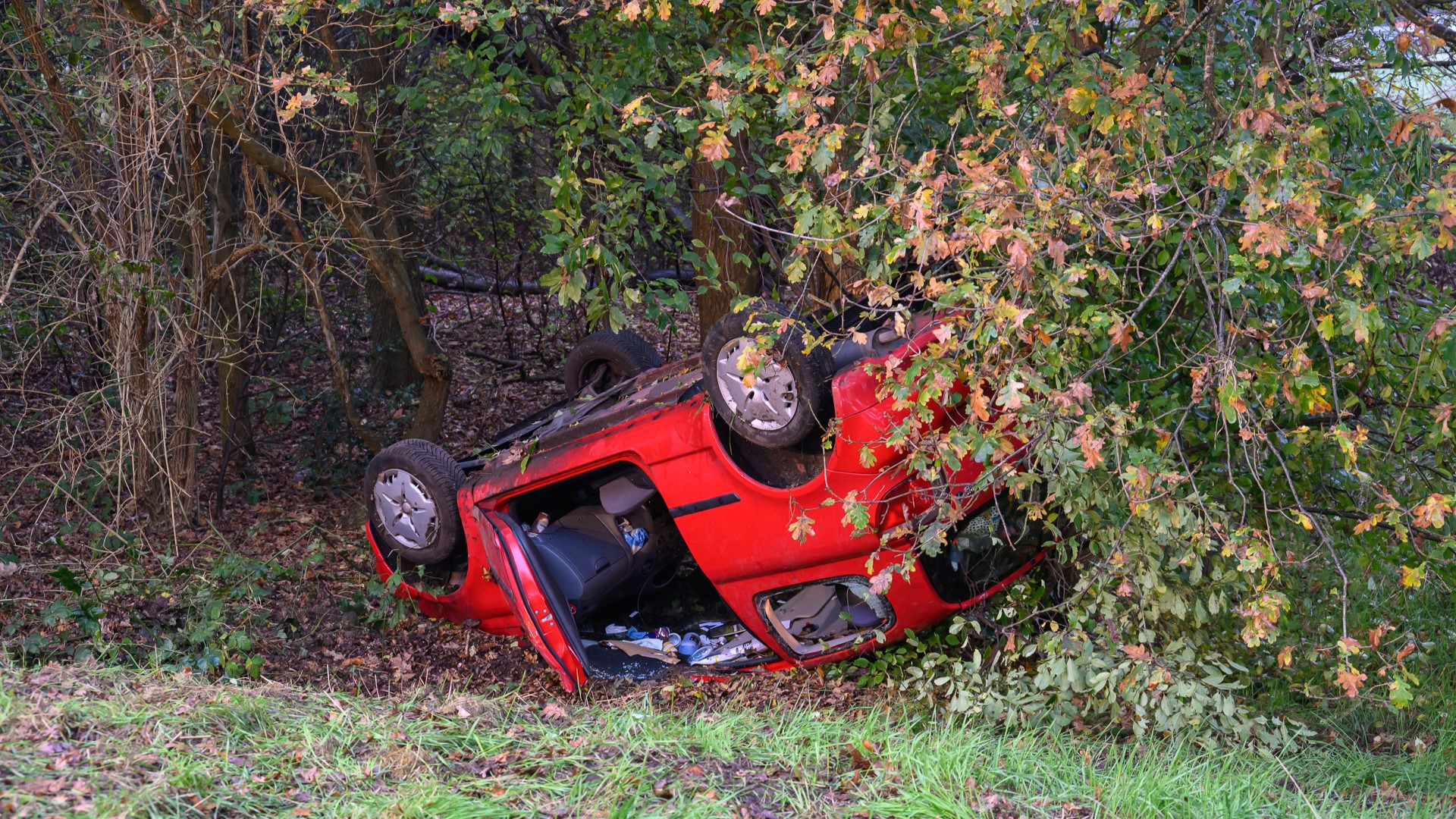 Auto belandt op z’n kop naast A58 bij Zegge