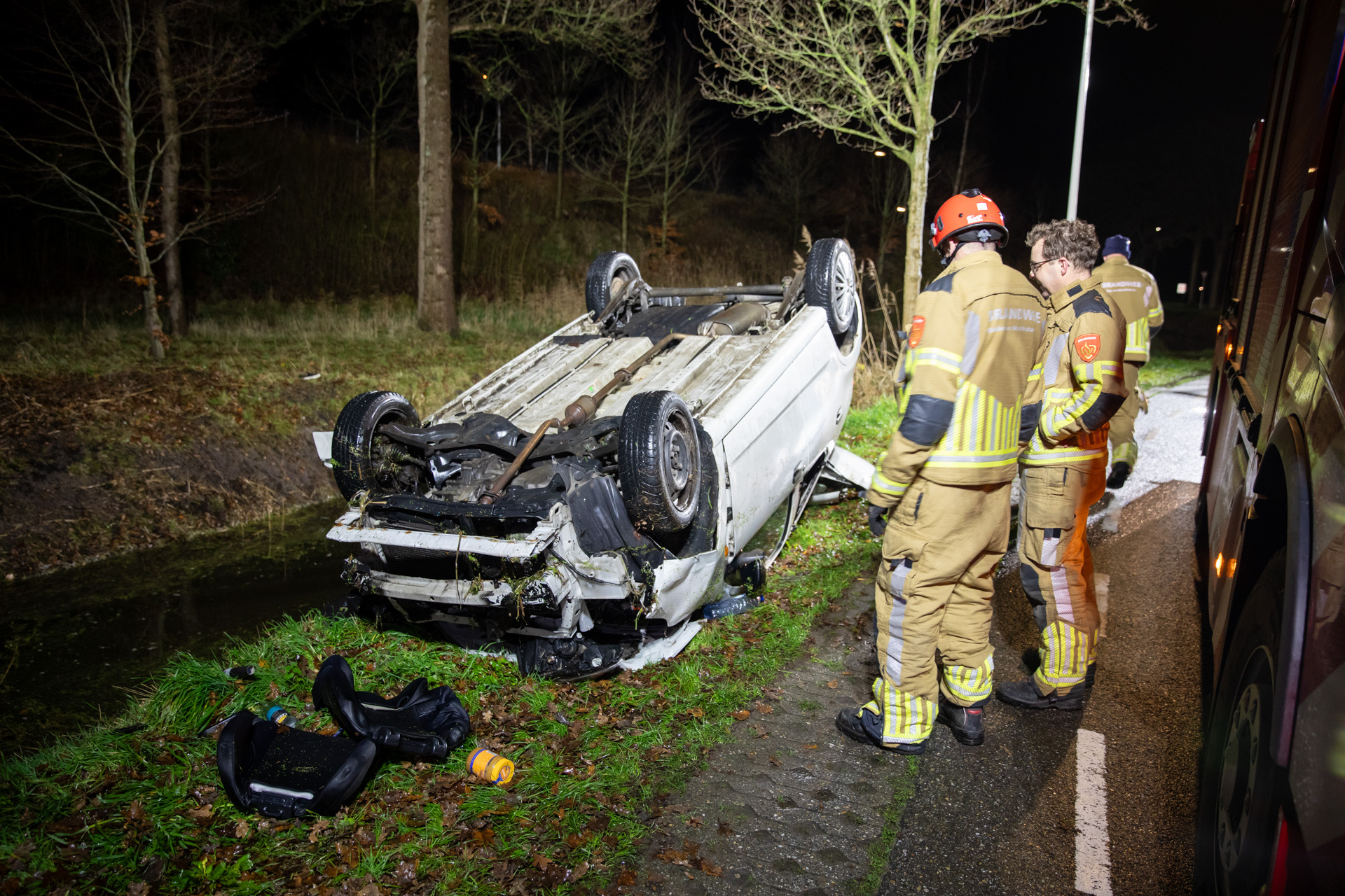 Auto in sloot bij Lepelstraat gevonden, bestuurder nergens te bekennen