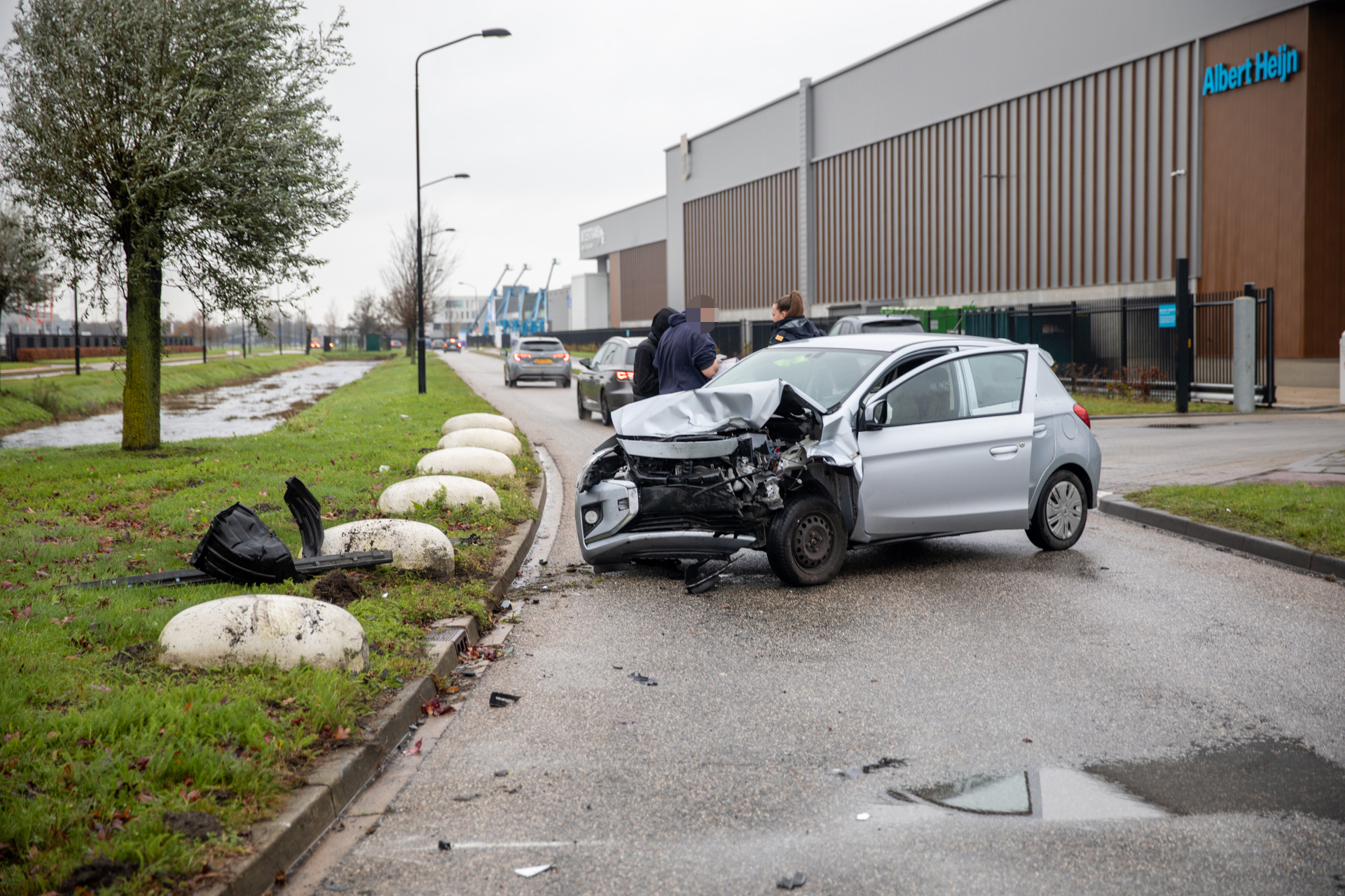 Flinke schade bij botsing tussen twee auto’s, één iemand gewond