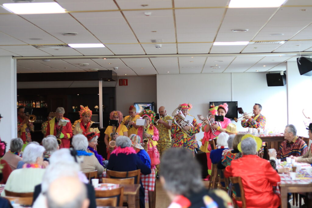 Ouderen genieten van snert en carnavalsmuziek in Oud-Gastel
