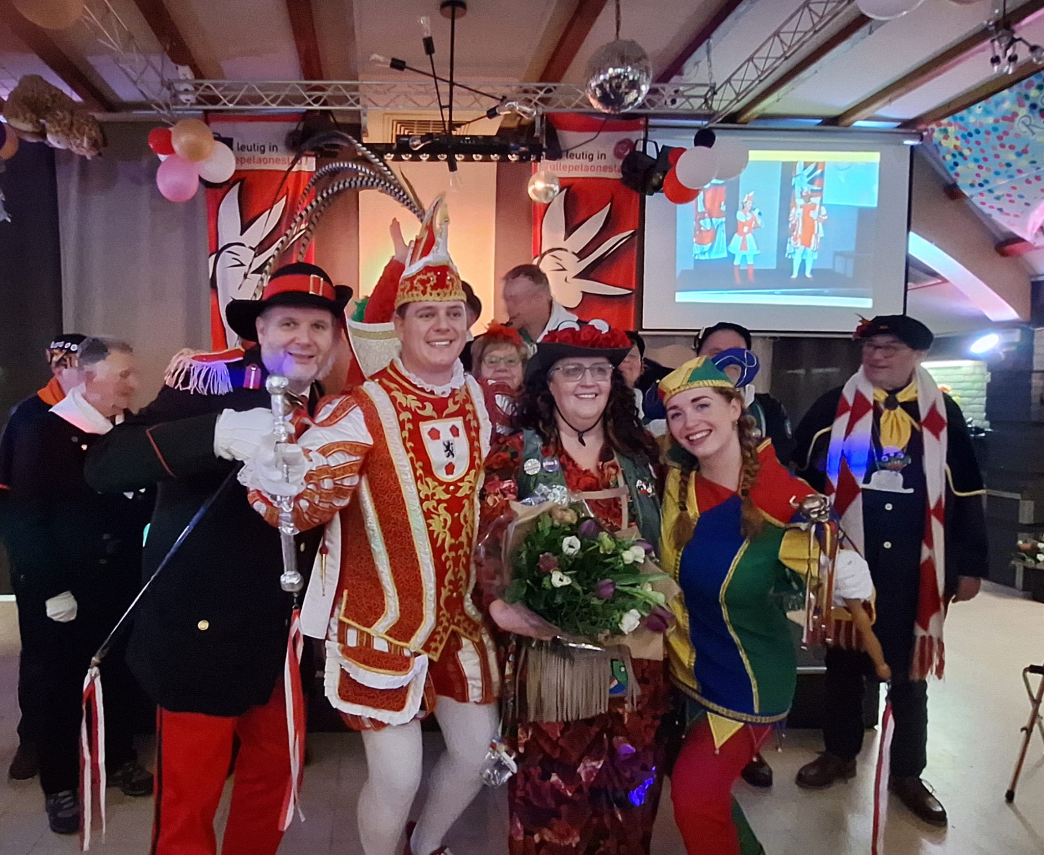 Bescheiden Ingrid krijgt 35e Gouwe Tullepetaon voor inzet tijdens carnaval