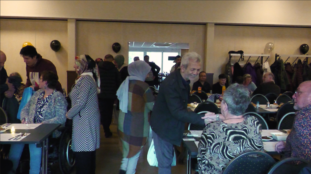 Burgemeester Margo Mulder eet mee met iftar in Huijbergen