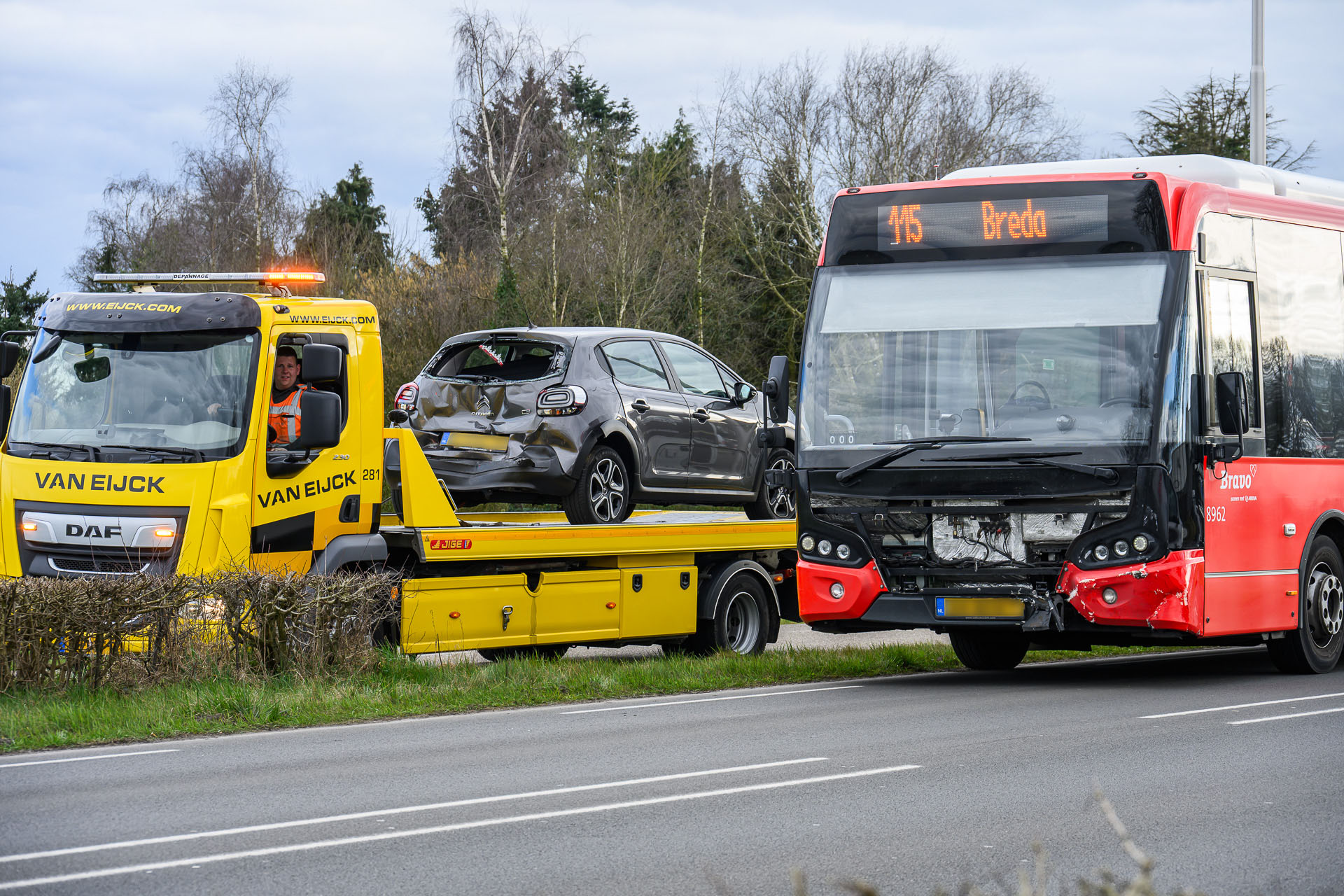 Bus knalt achterop auto op Antwerpseweg in Rijsbergen