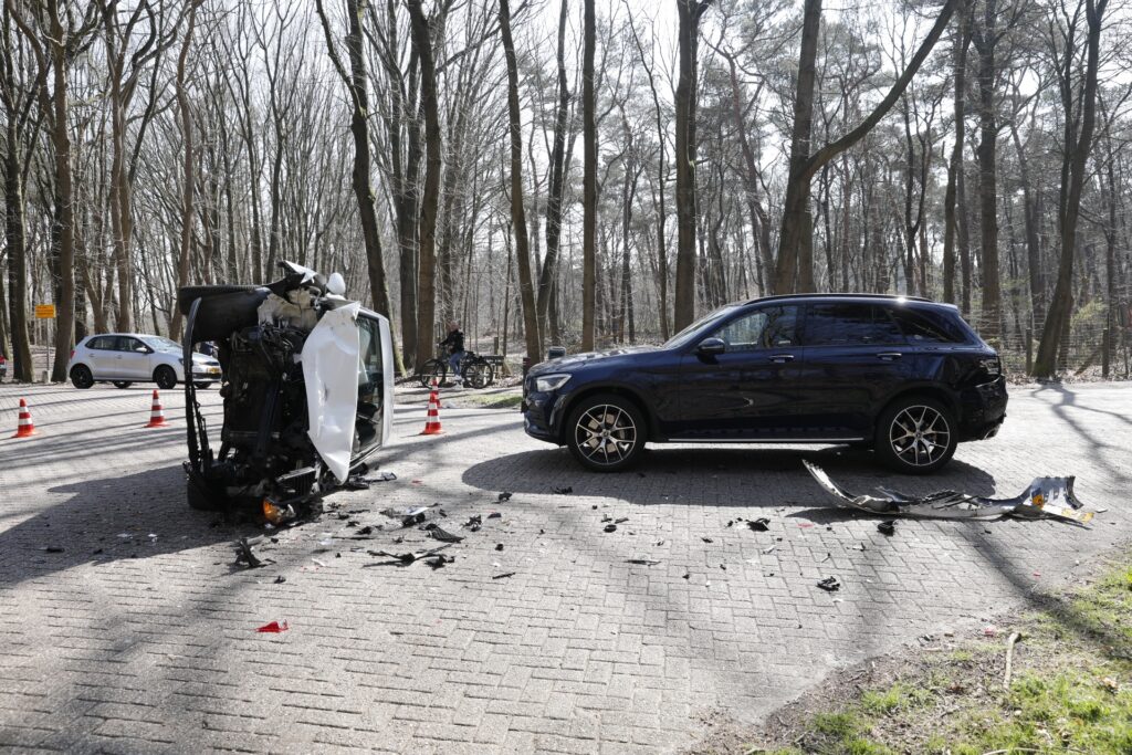 Auto flink beschadigd na botsing in Bosschenhoofd