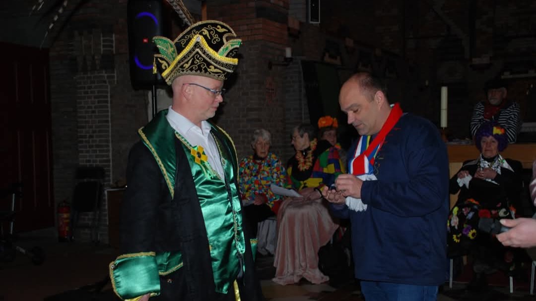 Jeroen Veeke uit Noordhoek ontvangt erespeld vanwege grote rol in de carnavalscultuur