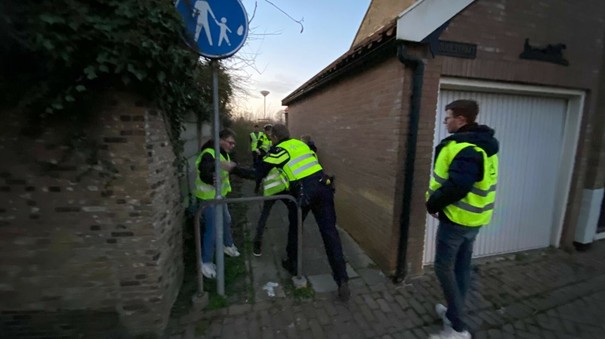 Jeugd probeert uit handen van de politie te blijven: 'Nog nooit zoveel agenten gezien in het dorp'