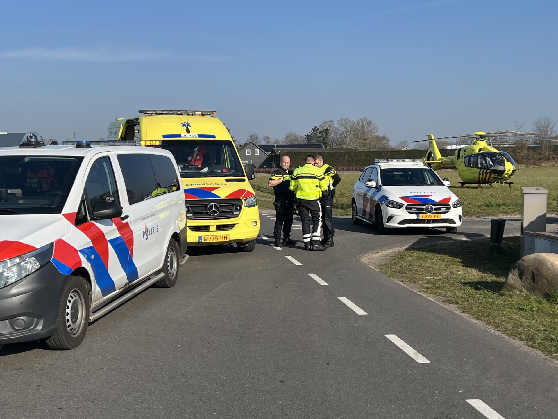 Wielrenner zwaargewond na botsing met auto