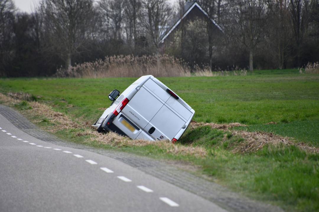 Bestuurder bestelbus gereanimeerd na eenzijdig ongeval
