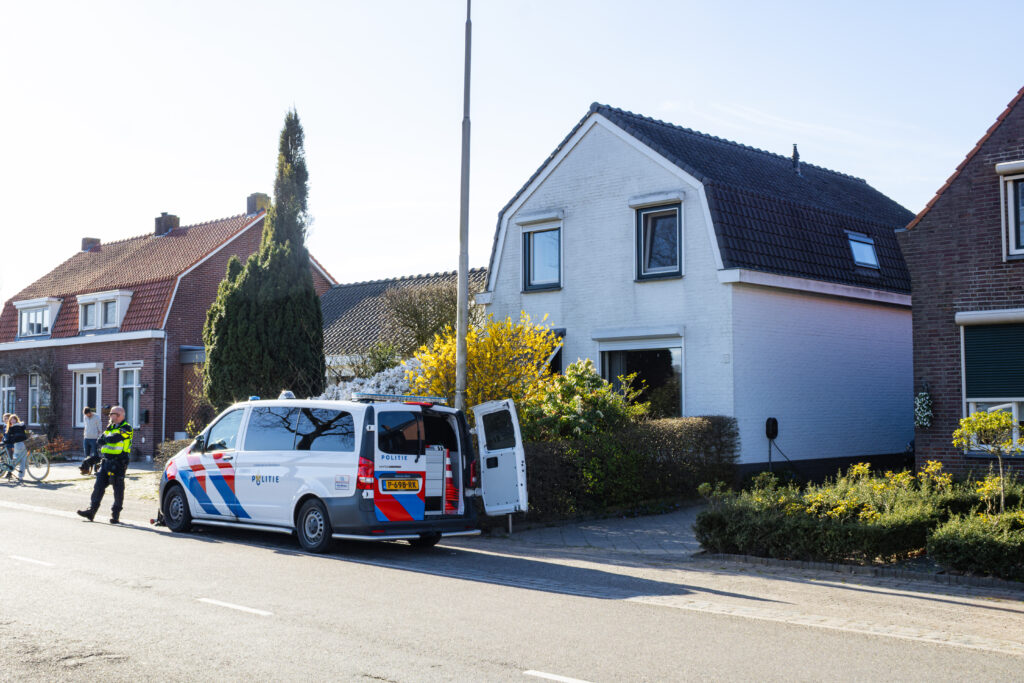 Verwarde man klimt op dak van woning in Wouwse Plantage