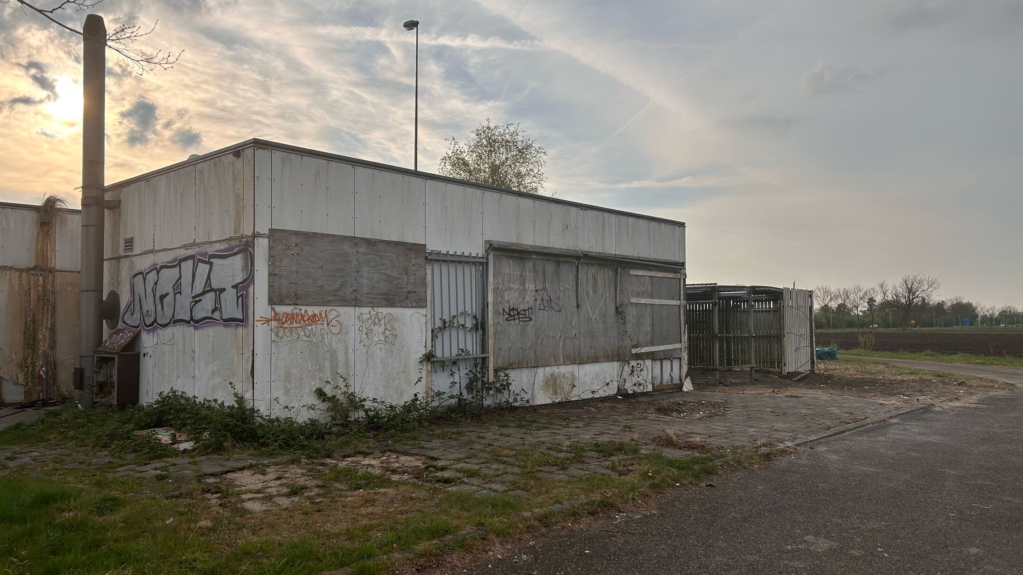 Grote afvalhoop bij de grens tussen Nispen en Essen eindelijk opgeruimd