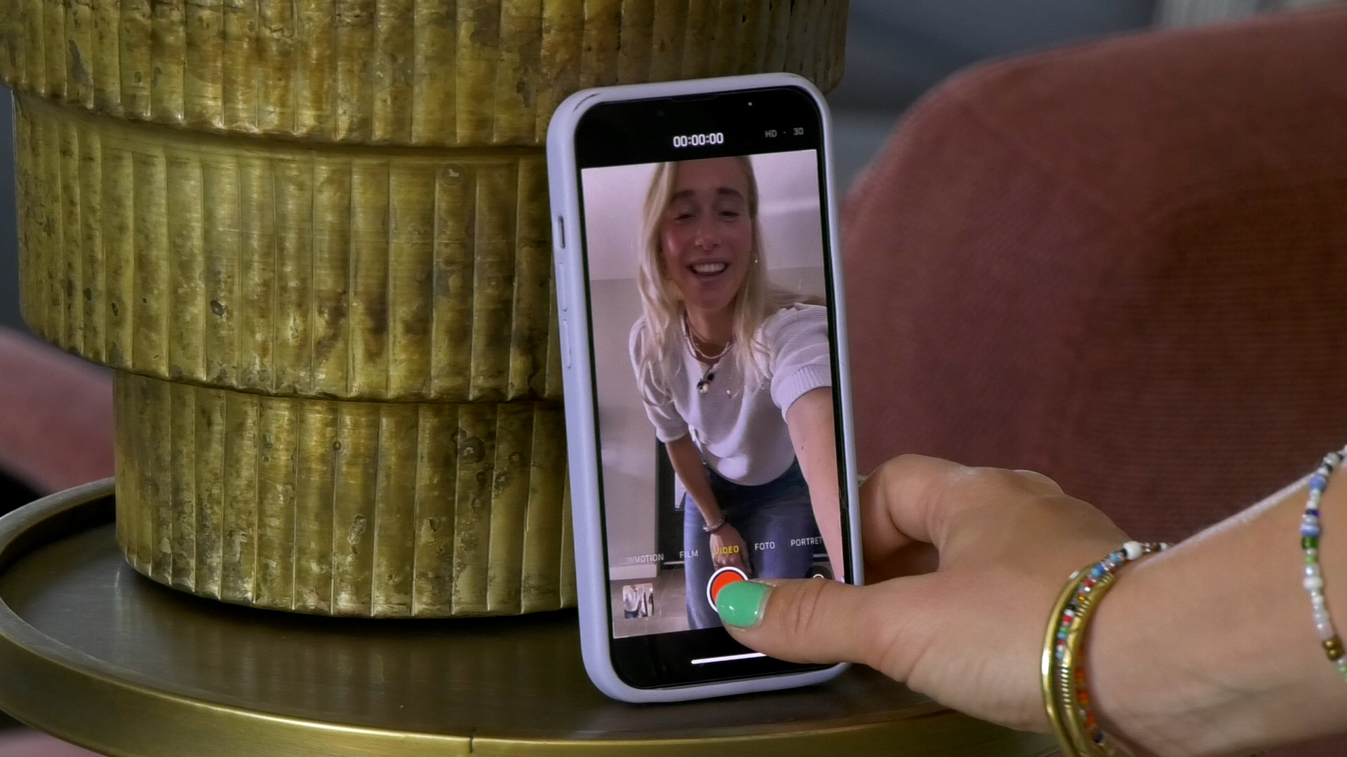 Alysha de Moor neemt korte video's op waarin zij vragen van ouders beantwoord.