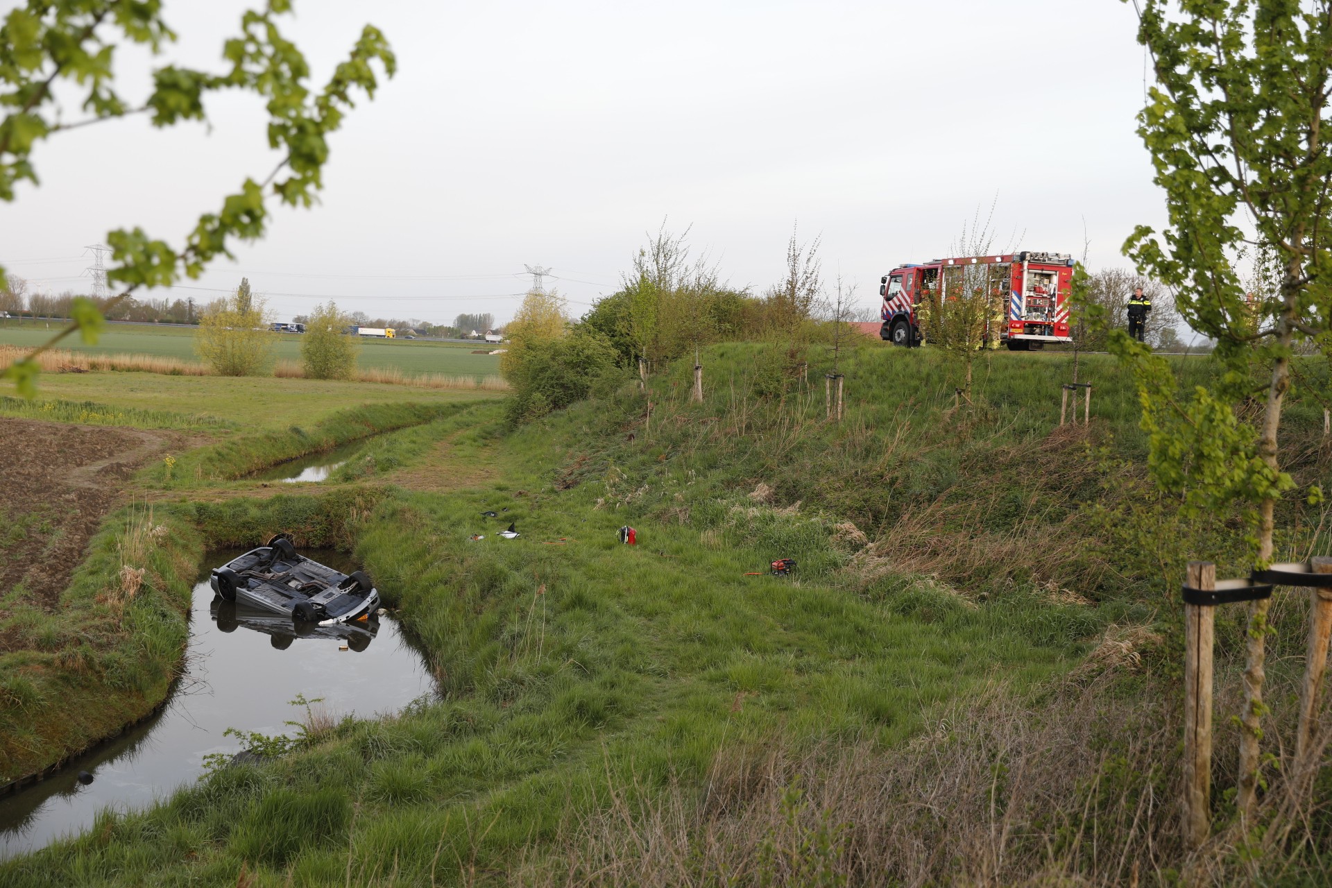 Auto ondersteboven in sloot gevonden, inzittende overleden