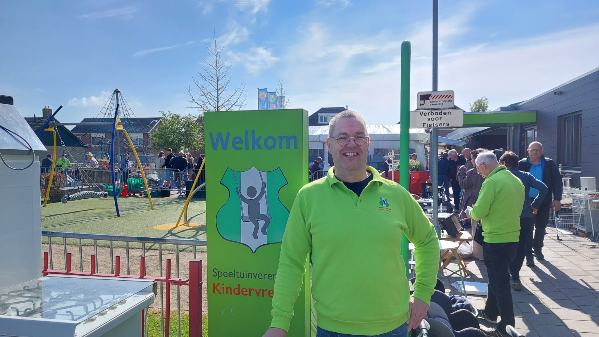 Honderden bezoekers bij rommelmarkt in Helwijk: ‘Wat een spullen!’