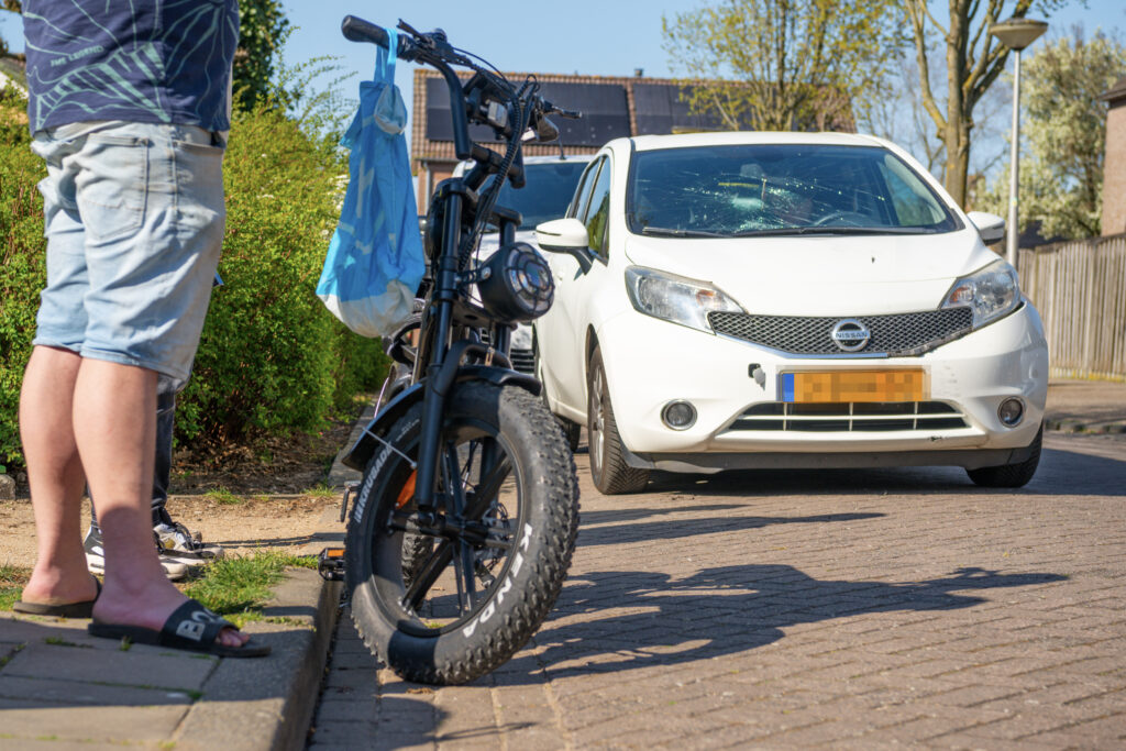 Auto en fatbike botsen op elkaar in Lepelstraat