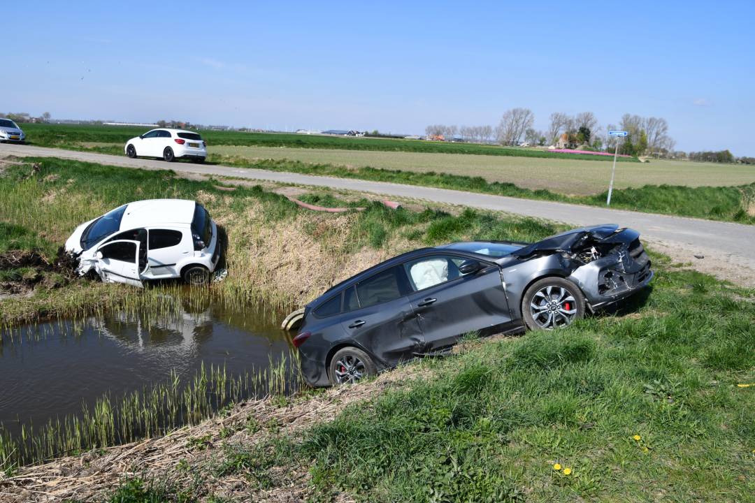 Twee auto’s botsen en belanden in sloot bij Poortvliet