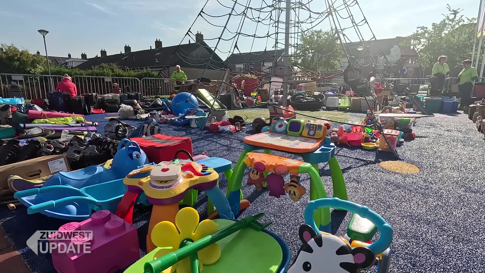 Honderden bezoekers bij rommelmarkt in Helwijk: ‘Wat een spullen!’