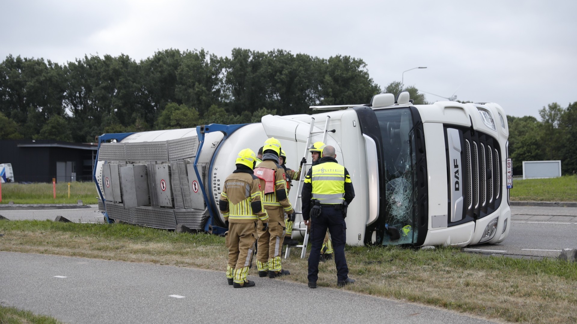 Tankwagen gekanteld op rotonde bij Klundert