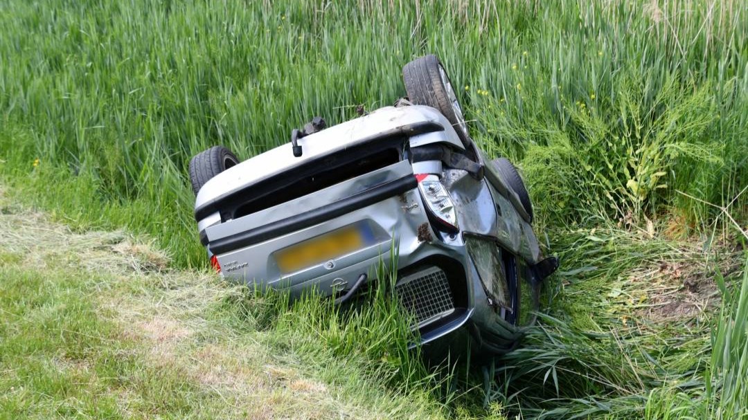 Auto belandt in sloot bij Oud-Vossemeer, geen gewonden