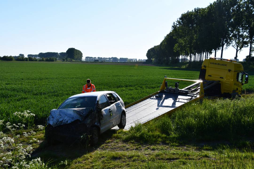Auto belandt in de sloot op Priestmeerpolder in Poortvliet