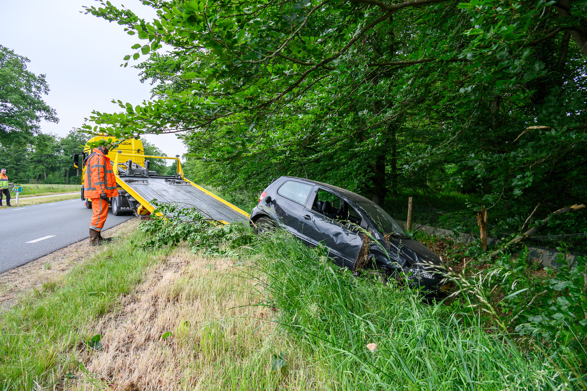 Auto belandt in Sloot in Klein-Zundert