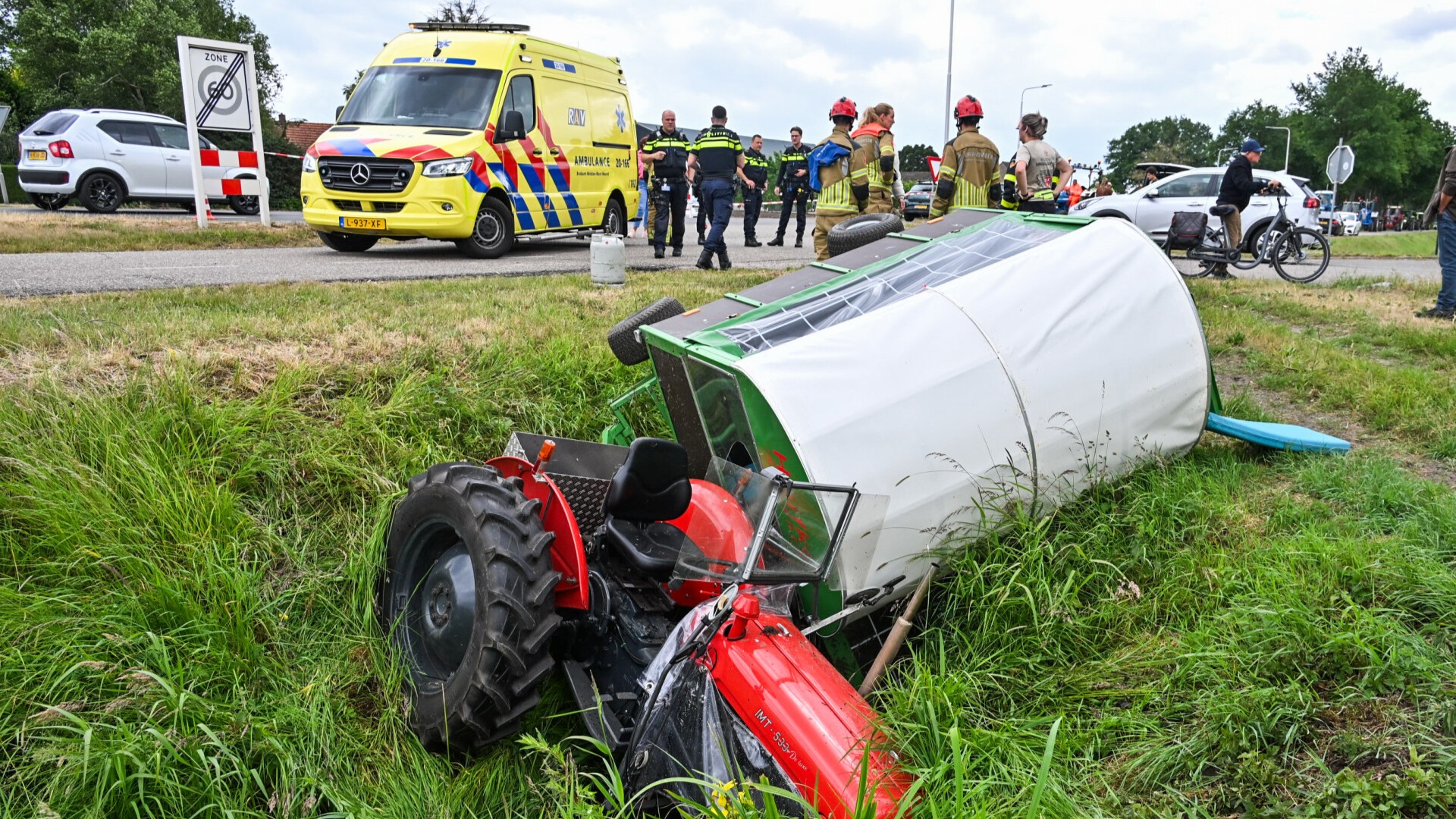 Huifkar kantelt in sloot na botsing met auto in Rijsbergen