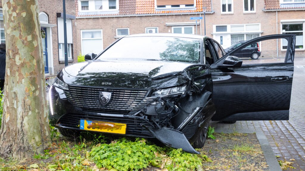 Achtervolging eindigt in crash op de Plantagebaan in Bergen op Zoom