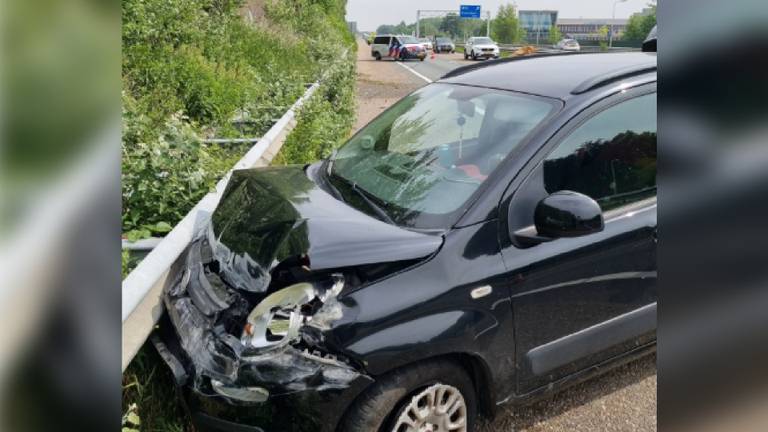 Bijrijder trekt aan handrem midden op A58 bij Roosendaal, bestuurder knalt op vangrail